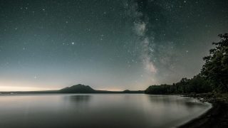 完美世界动漫封面，石昊在星空背景下展现强大力量的视觉画面